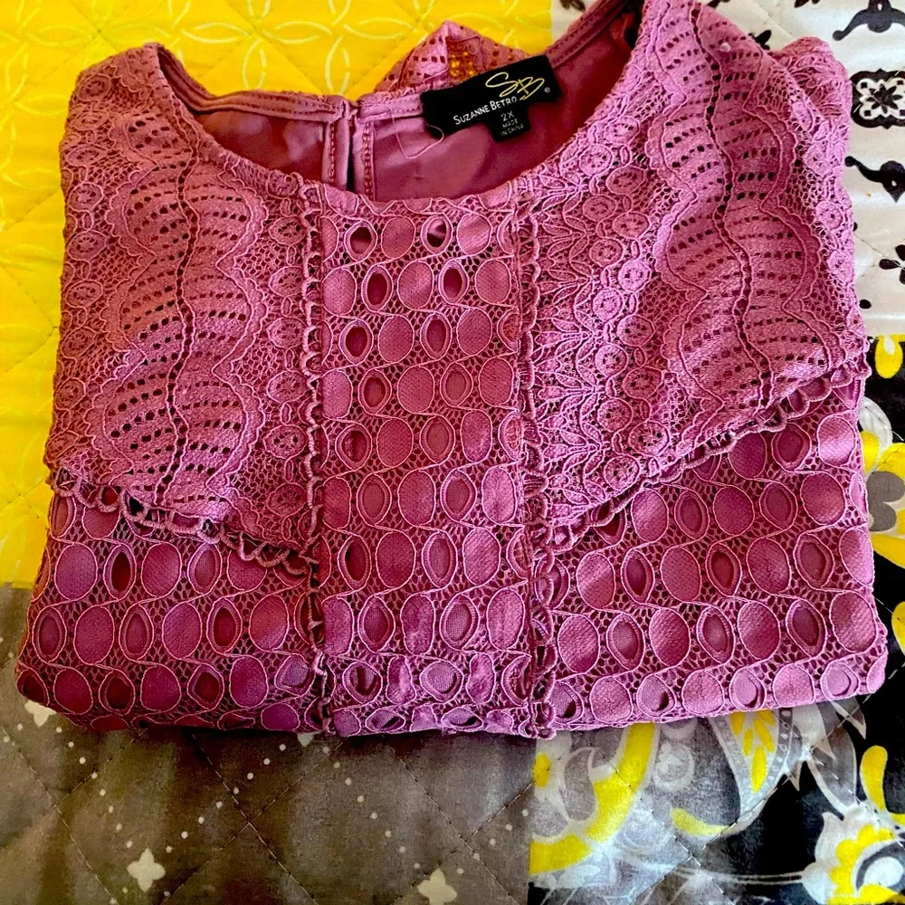 Beautiful top - Picture 2 of 3